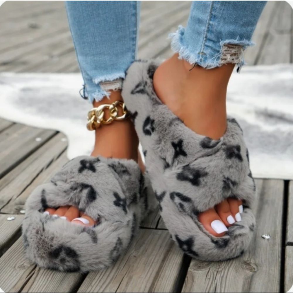 ⏬️PRICEDROP⏬️Gray & Black Fluffy Slippers